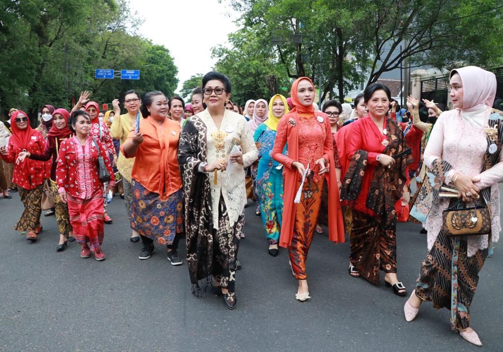 Peringati Hari Batik Nasional, Ny. Putri Koster Ikuti Parade Berkebaya Bersama Ibu Negara