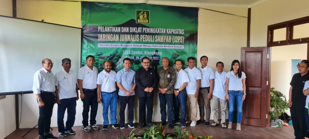 Lantik Jurnalis Peduli Sampah Bali, Wagub Cok Ace Minta Awak Media Kawal Penanganan Sampah di Bali