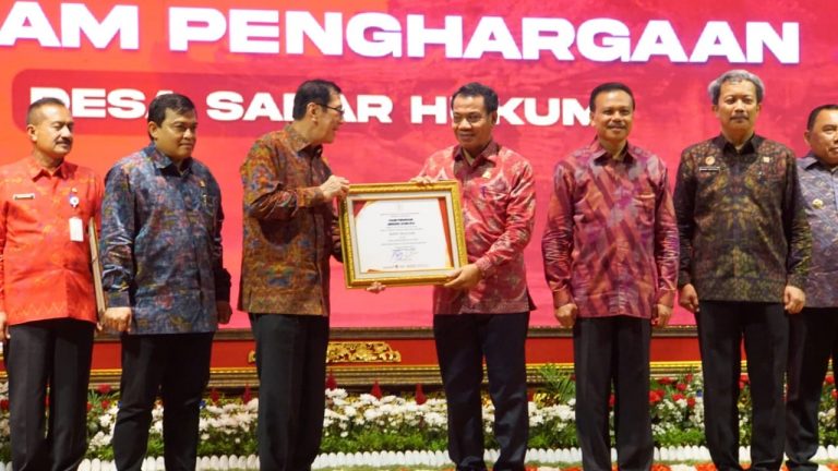 Pemkab Buleleng Terima Penghargaan Anubhawa Sasana Desa