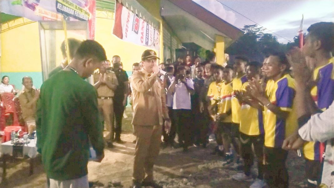 Tim Holguju A Dan Sanleo Raih Juara 1 Turnamen Bola Voli Putra-Putri Kelurahan Fatubenao 2022