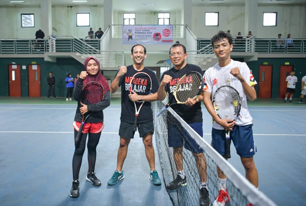 Motivasi Peserta POMNAS XVII, Menteri Nadiem Main Tenis Bersama Rektor UNP