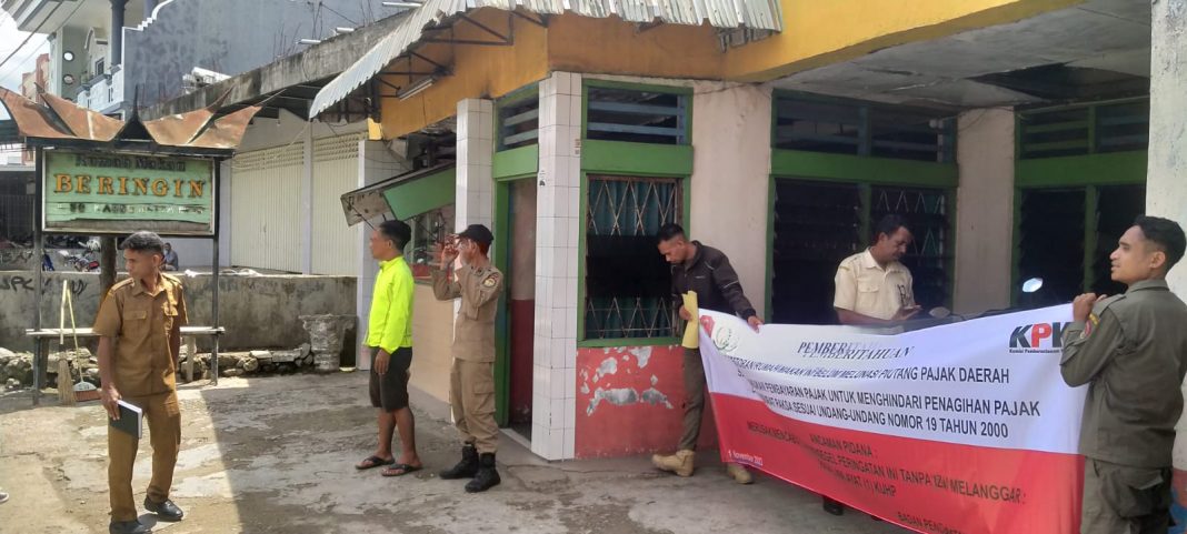 Tunggakan Wajib Pajak Hingga Mencapai 650 Juta Rupiah, Bapenda Belu Tempel Spanduk Dan Stiker Peringatan Di Sejumlah Rumah Makan
