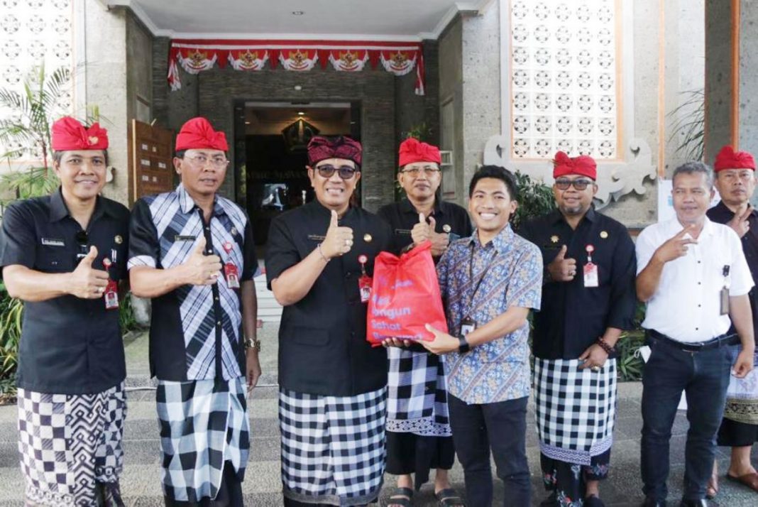 Bupati Tabanan Salurkan Bantuan 550 Paket Sembako dari PT. Tower Bersama Group