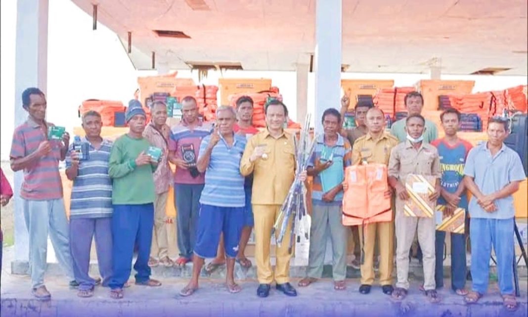 Peduli Terhadap Nelayan, Bupati dan Wabup Belu Serahkan Bantuan Sarana Prasarana Perikanan Tangkap