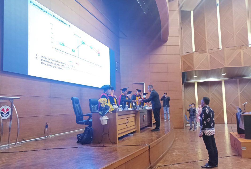 Warga Nagekeo Raih Gelar Doktor Termuda