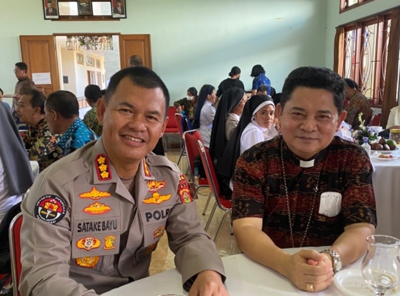 Bertemu Kabid Humas Polda Bali, Uskup Denpasar Apresiasi Terhadap Polda Bali dalam Pengamanan Nataru