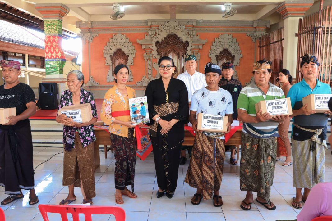 Sambut Hari Raya Kuningan, Ny. Putri Koster Bagikan Bantuan Paket Sembako