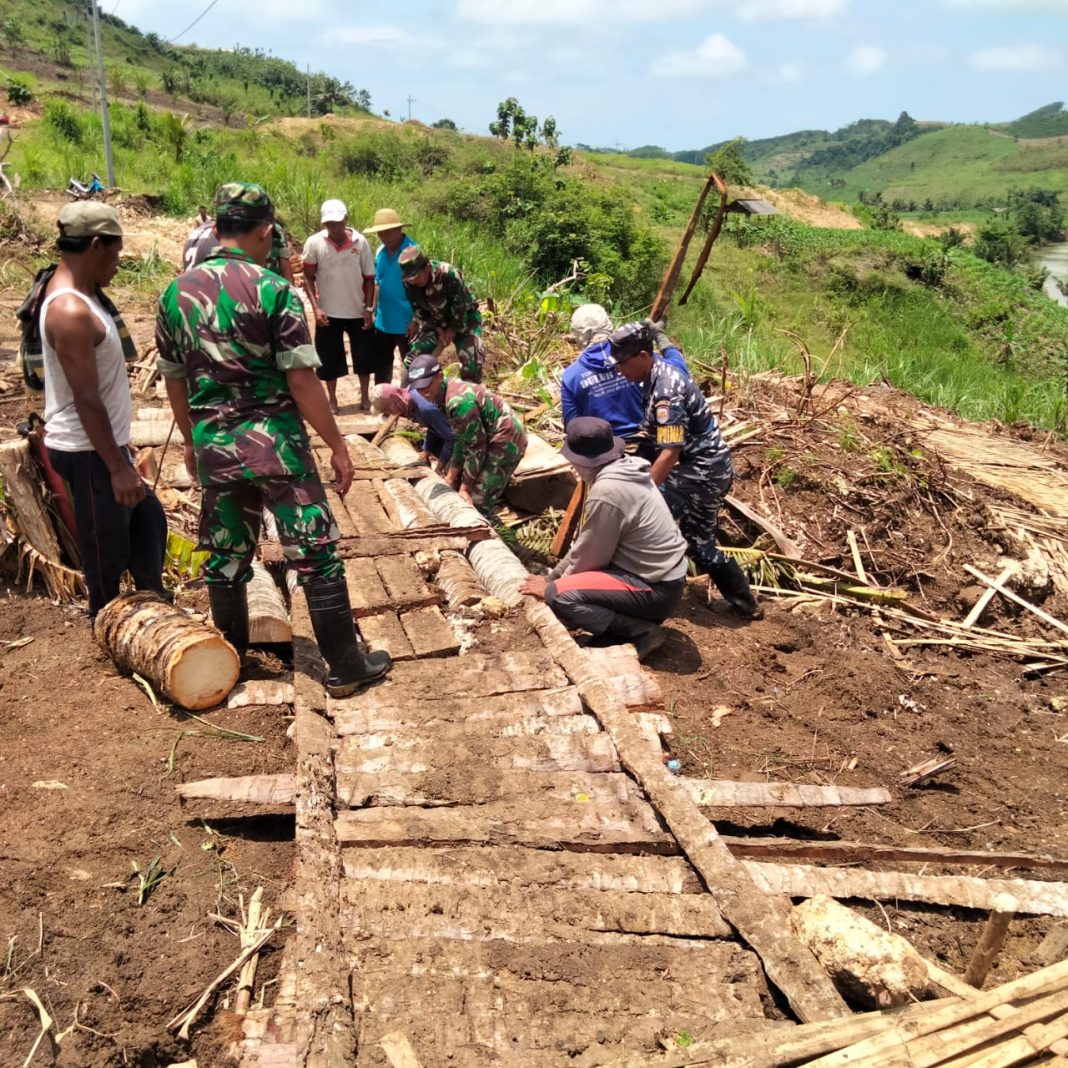 Anggota Koramil Bakung Dan Warga Masyarakat Gelar Kegiatan Kerja Bakti Bersama