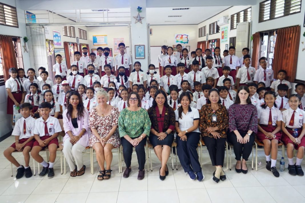 Peringati Hari Pendidikan Internasional, Konjen Australia Gelar Kegiatan Pembacaan Buku “Petualangan Luar Biasa Alfred Russel Wallace di Indonesia Timur”