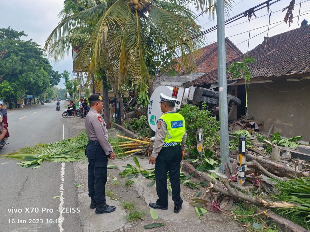 Sopir Mengantuk, Truck Tabrak Pagar Sekolah SD 4 Sumberkima