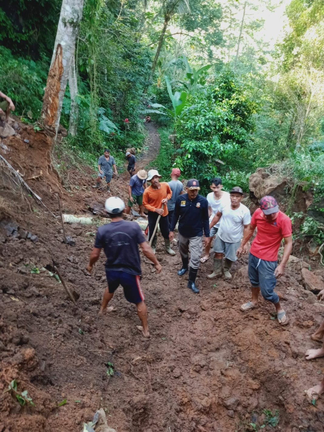 Longsor di Lemukih, Warga dan Pokdarwis Water Slide Bersihkan Timbunan