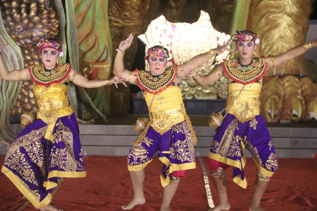 Ratusan Masyarakat Buleleng Antusias Saksikan Perayaan Tumpek Krulut Dibalut Konsep Kesenian