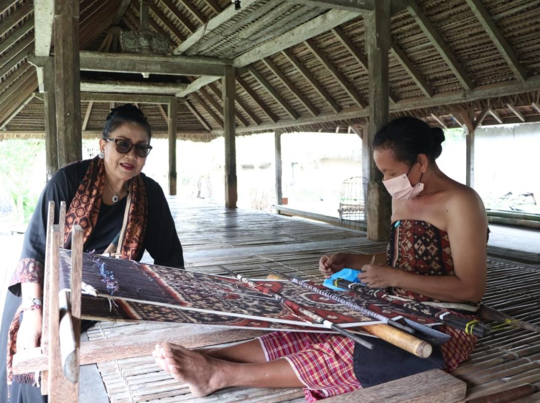 Ketua Dekranasda Bali Tinjau Kegiatan Penenun Gringsing di Tenganan