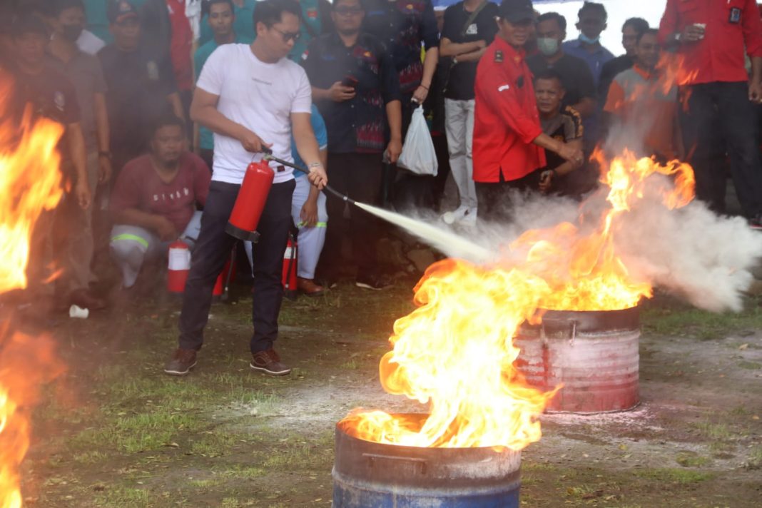 Puluhan Perusahaan di Buleleng Ikuti Simulasi Teknik Pemadam Kebakaran
