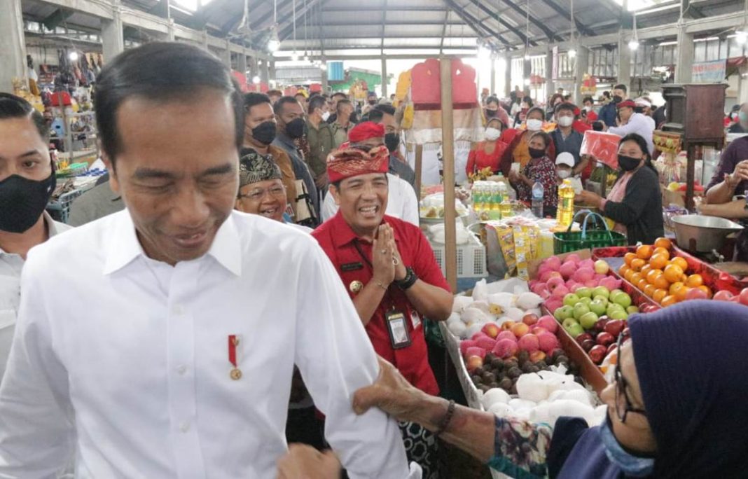 Bupati Sanjaya Dampingi Presiden RI Joko Widodo Cek Harga Kebutuhan Pokok di Pasar Induk Baturiti