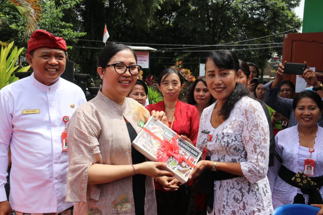 Ny. Rai Wahyuni Sanjaya Berikan PMT dan APE pada TK Negeri Pembina dan TK Pertiwi