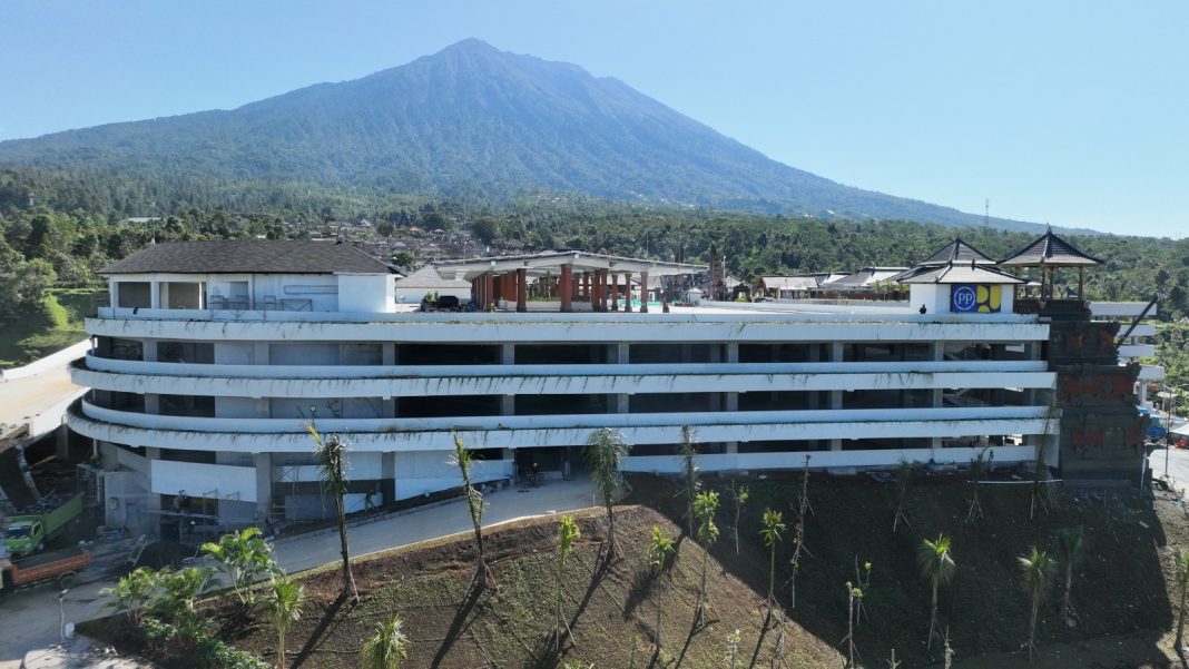Gubernur Koster Bangun Gedung Parkir Area Manik Mas di Besakih