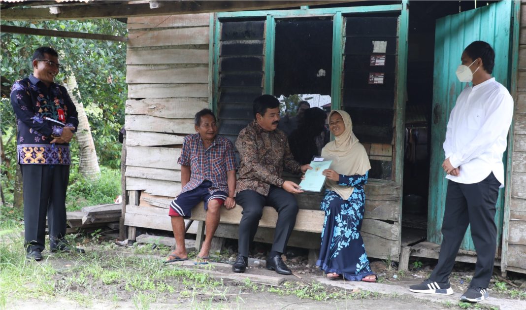 Kunjungi Palangkaraya, Menteri ATR/Kepala BPN Serahkan Sertipikat PTSL dan Rumah Ibadah