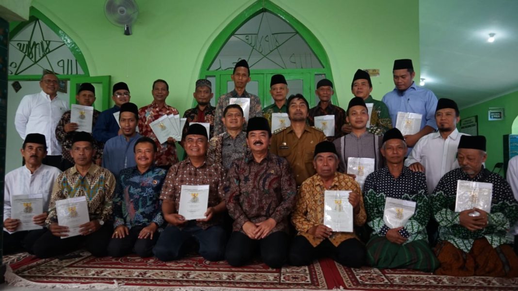 Sertipikat Tanah Wakaf dan Rumah Ibadah Diserahkan dalam Rangka Menjamin Kebebasan Umat Beragama