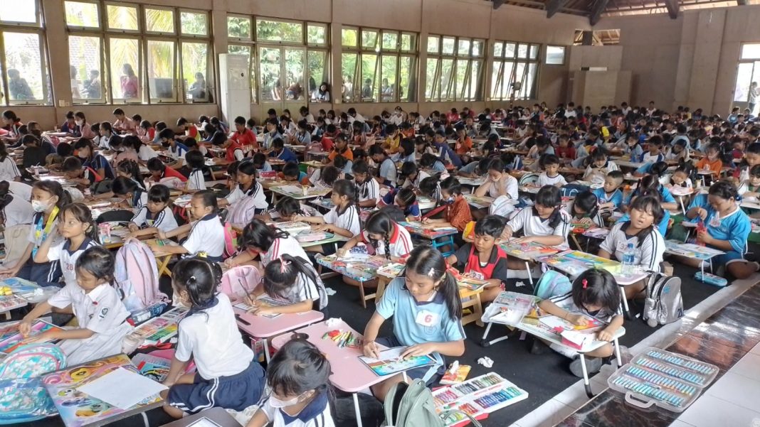 Tingkatkan Kreativitas, Ratusan Siswa SD Ikuti Lomba Mewarnai dan Melengkapi Gambar