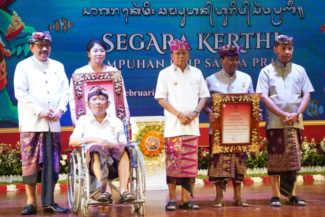 Gubernur Koster Bersama Wagub Cok Ace Anugerahi 2 Sastrawan Bali Dengan Penganugerahan Bali Kerthi Nugraha Mahotama