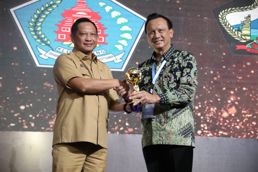 Terus Konsisten Terhadap Janji Pengobatan Gratis Bagi Masyarakatnya, Pemkab Belu Terima Penghargaan Dari Wakil Presiden RI