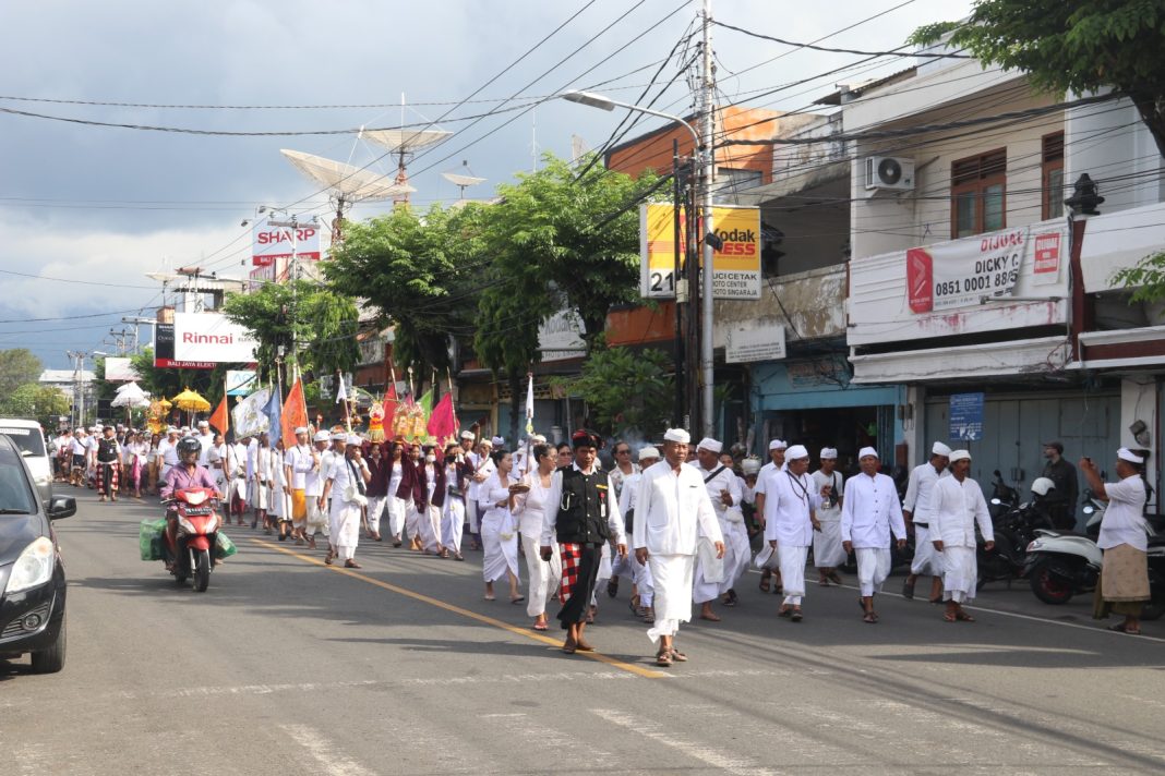 Pengempon Pura Agung Jagatnatha Ikuti Melasti Menyambut Nyepi Caka 1945