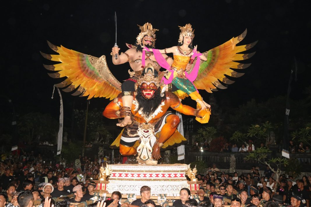 Bupati Sanjaya Buka Pawai Ogoh-ogoh, Ribuan Masyarakat Antusias Menyaksikan