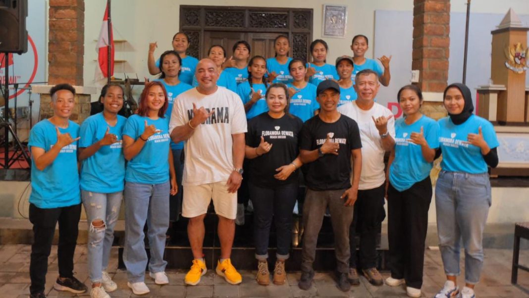 Jelang Kejurnas, De Gadjah Support Tim Sepak Bola Pantai Putri Flobamora Dewata