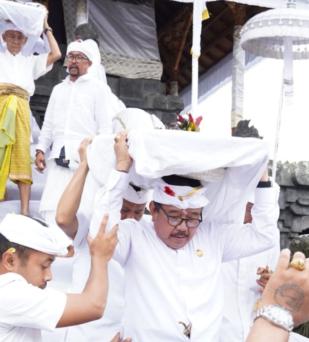 Wagub Cok Ace Beserta Sekda Dewa Indra Turut Prosesi Nedunang Ida Bhatara Serangkaian Ida Bhatara Turun Kabeh di Besakih