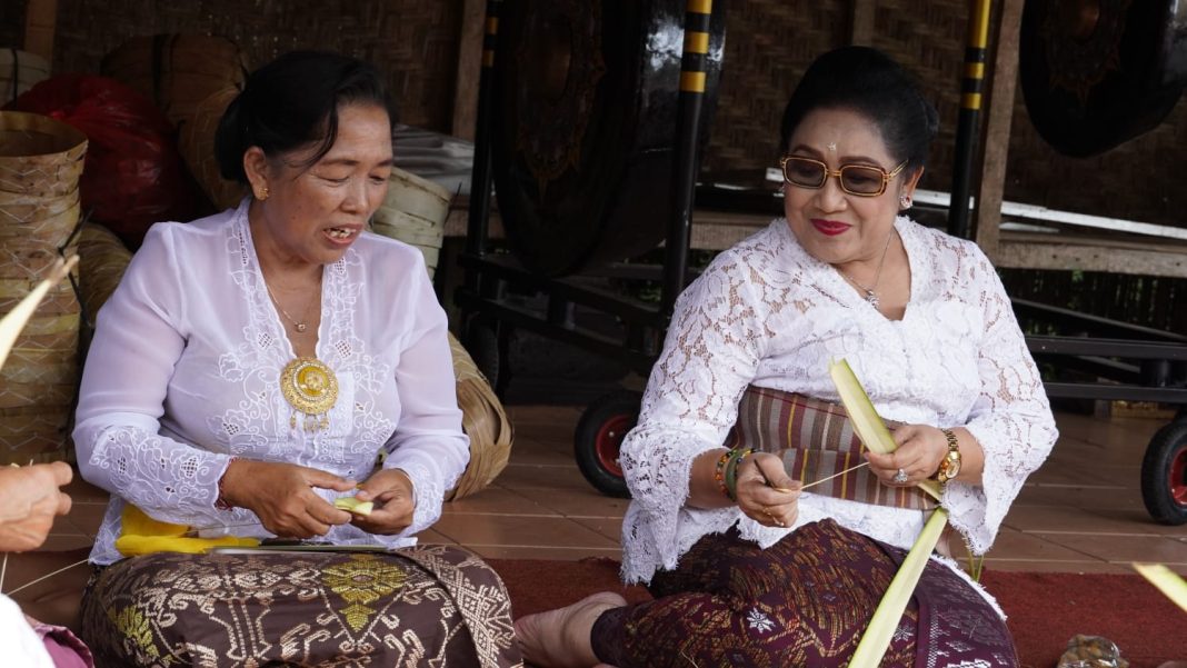 Serangkaian IBTK di Pura Agung Besakih, Ny Cok Ace Ngaturang Ayah Mejejaitan