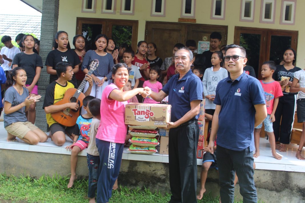 Peringati Hari Lahir Bawaslu RI Ke 15, Bawaslu Buleleng Gelar Perayaan Bersama Anak-Anak Yayasan Narayan Seva