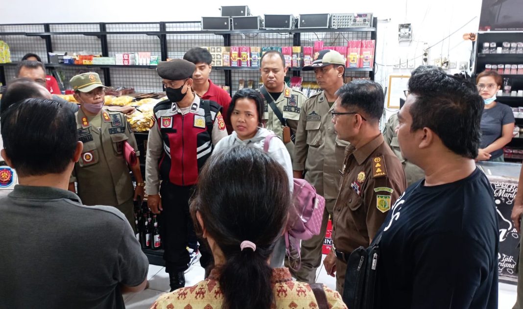 Satpol PP Buleleng Rutin Pantau Peredaran Miras Tak Berizin