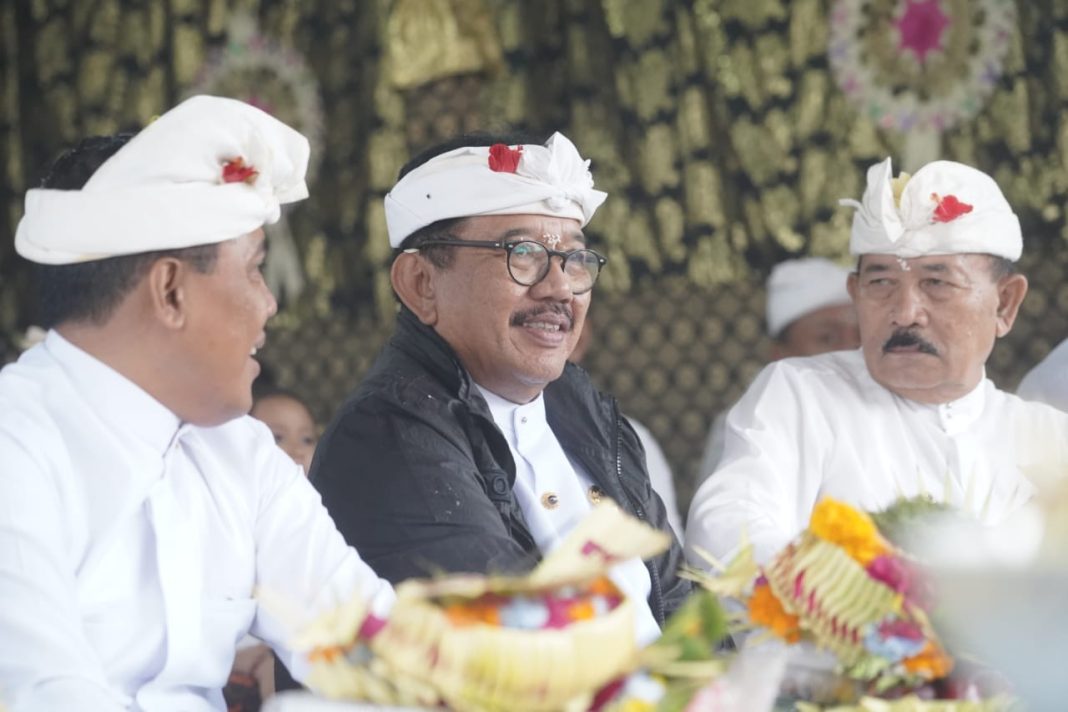 Hadiri Penyineban Ngusaba Purnama Kedasa Pura Ulun Danu Batur, Wagub Cok Ace Ajak Krama Bali Mulat Sarira dan Tetap Jaga Persatuan
