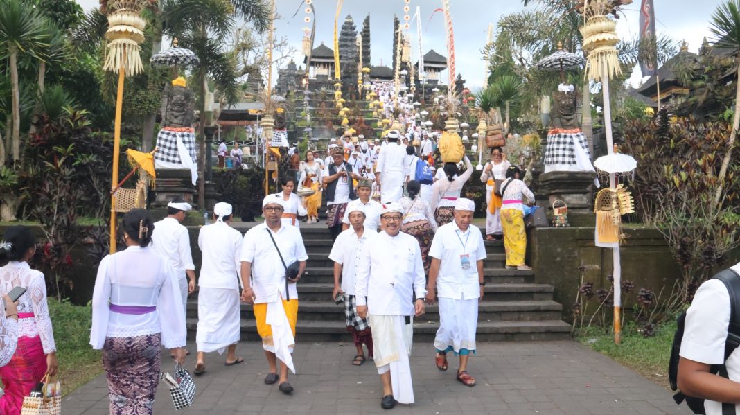 Wagub Cok Ace Tinjau Situasi Pelaksanaan Upacara IIBTK Pura Agung Besakih