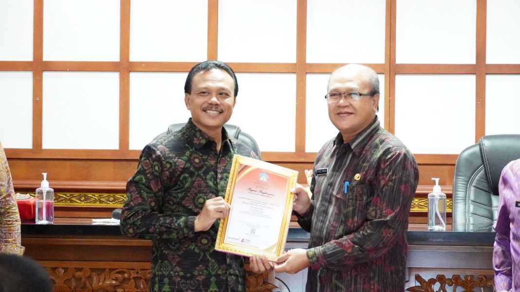 Pemprov Bali Berikan Anugerah Reformasi Birokrasi dan Agen Perubahan Tahun 2022 pada Perangkat Daerah Berprestasi