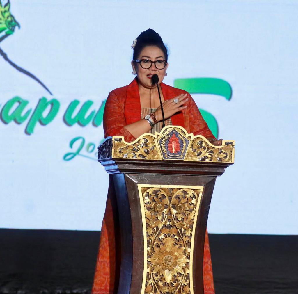 Hadiri Fashion Show Semarapura Festival ke-5, Ny. Putri Koster Minta Pedagang Jual Kain Tenun Produksi Penenun Klungkung