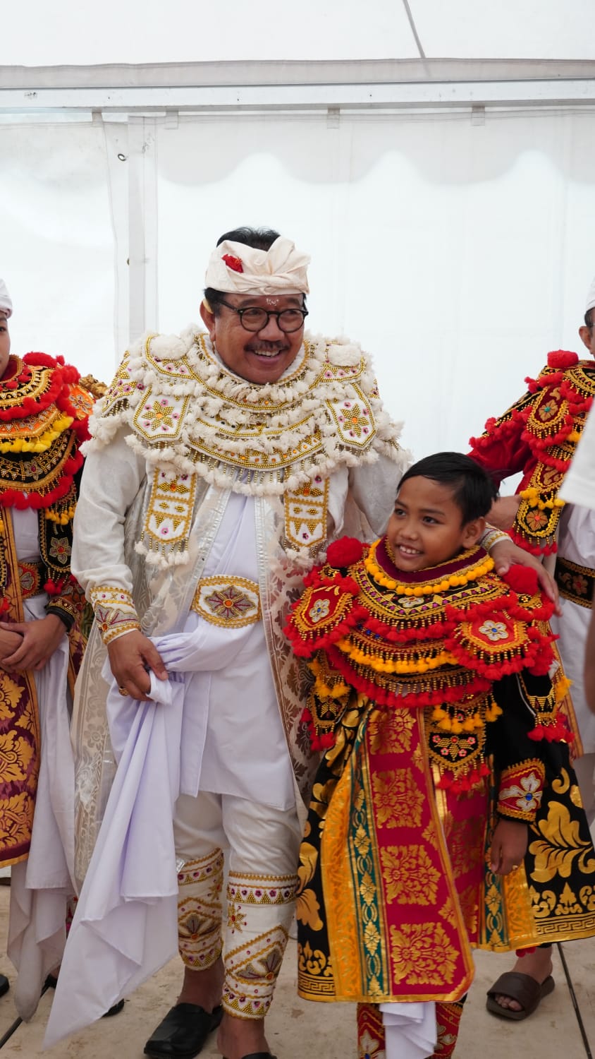 Wagub Cok Ace Mesolah Topeng Sidakarya di Karya Maligia Ida Pedanda Nabe Gede Dwija Ngenjung
