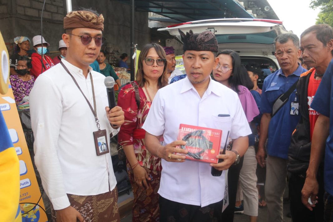 Kominfosanti Buleleng Dampingi TVRI Bali Bagikan Puluhan STB Gratis di Pasar Anyar Singaraja