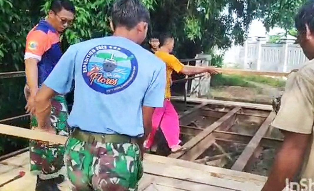 Prajurit Pushidrosal TNI AL Gelar Baksos Bangun Jembatan Kampung Lombok Desa Calabai NTB