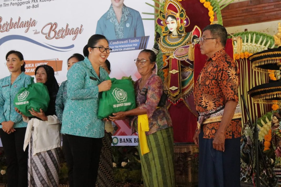 Ketua TP PKK Kabupaten Tabanan, Ny. Rai Wahyuni Sanjaya, Kembali Tunjukkan Semangat dan Dukungan Di Pasar Rakyat Jembrana