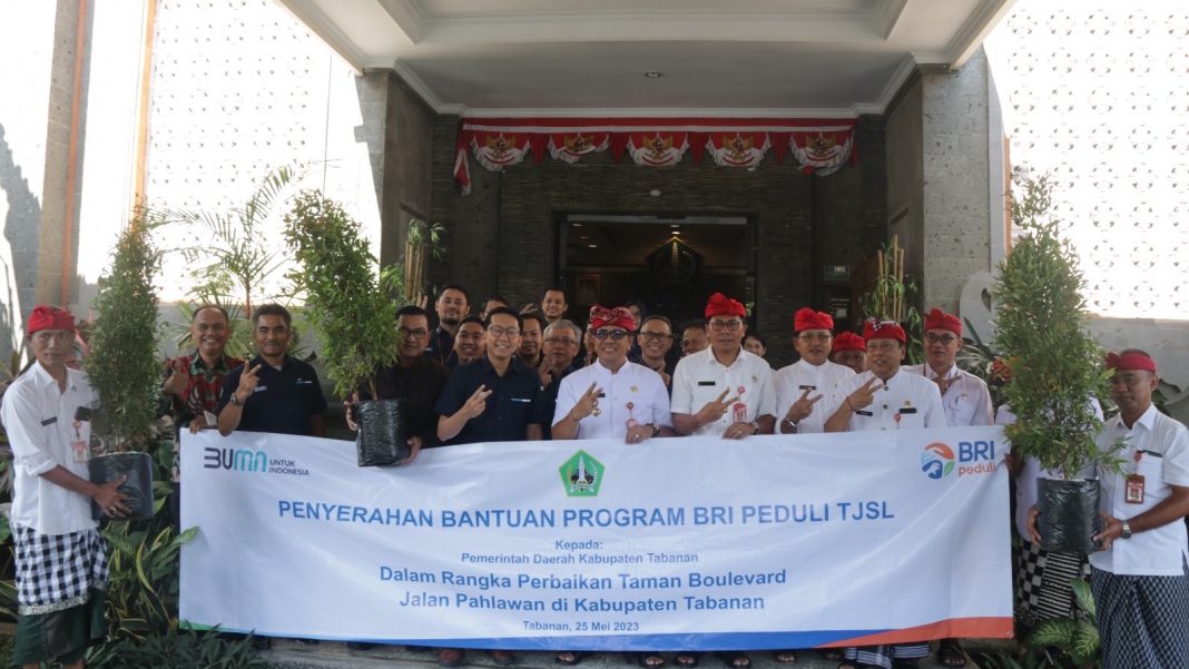 Perbaharui Wajah Taman Kota, Bupati Tabanan Terima Program Bantuan TJSL dari BRI Peduli