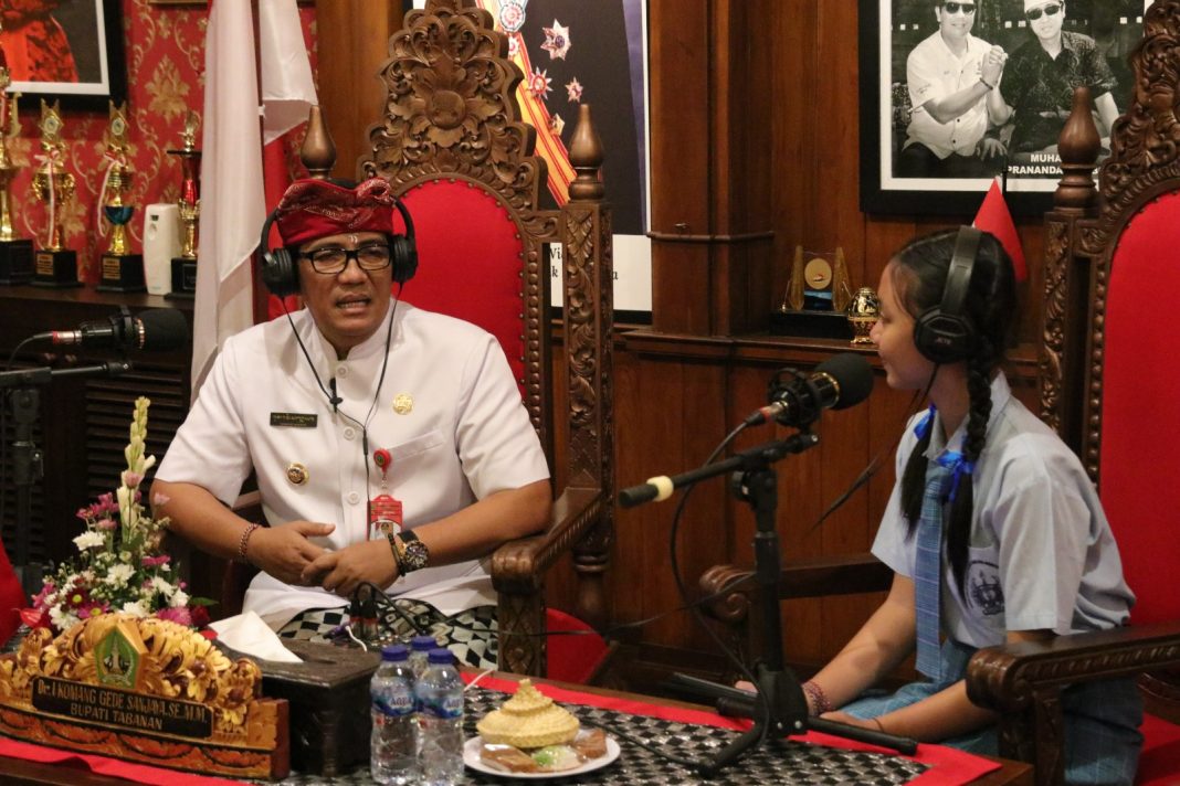 Promosikan Tabanan Lewat Podcast, Bupati Sanjaya Ajak Anak Muda Agar Bangga Jadi Orang Tabanan