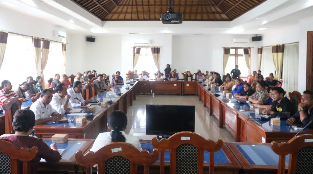 Puluhan Pedagang Ikan Pasar Anyar Mesadu Ke Gedung Dewan