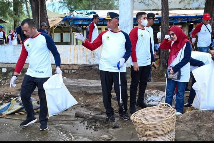 Tumbuhkan Kesadaran Masyarakat Tentang Pentingnya Kelestarian Lingkungan, Gubernur Mahyeldi Bersih – Bersih Pantai