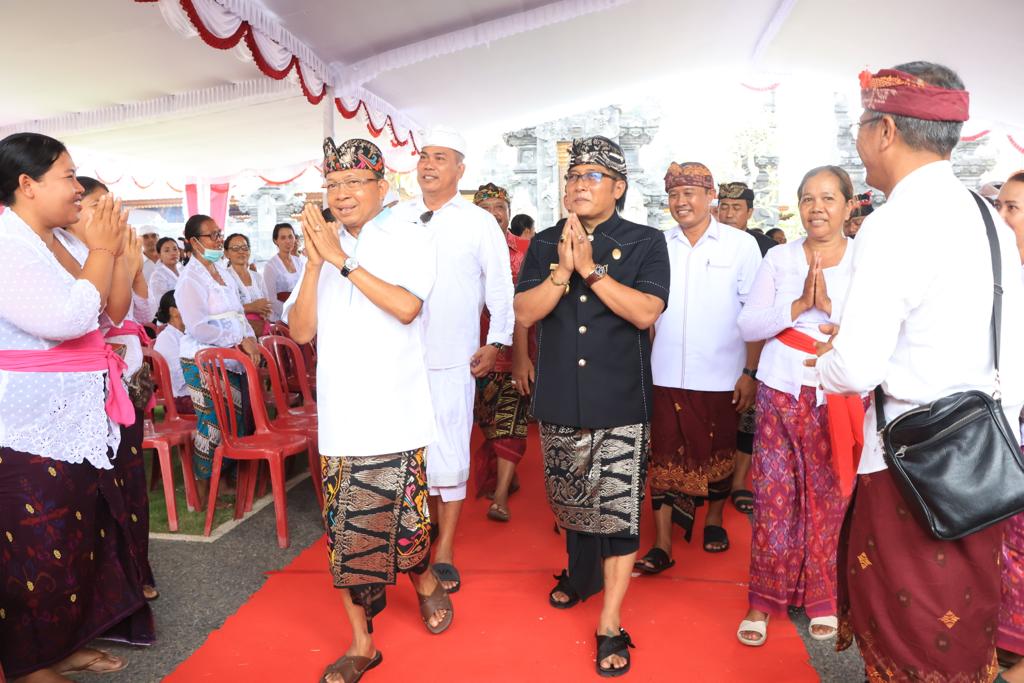 Gubernur Koster Wujudkan Perluasan Pura Dalem Kahyangan Desa Adat Tandeg Hingga Pembangunan Kantor Desa dan GOR Serba Guna Desa Tibubeneng