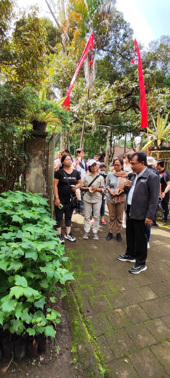 Peserta Festival Anggrek Mengikuti Agro Tour ke Kebun Benih Holtikultura