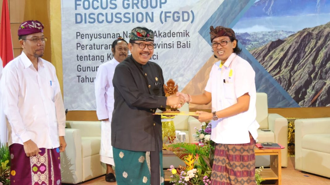 Didaulat Sebagai Pembicara, Wagub Cok Ace Paparkan Tiga (3) Dimensi Utama Tatanan Kehidupan Yang Holistik Menjaga Kawasan Suci Gunung dan Danau