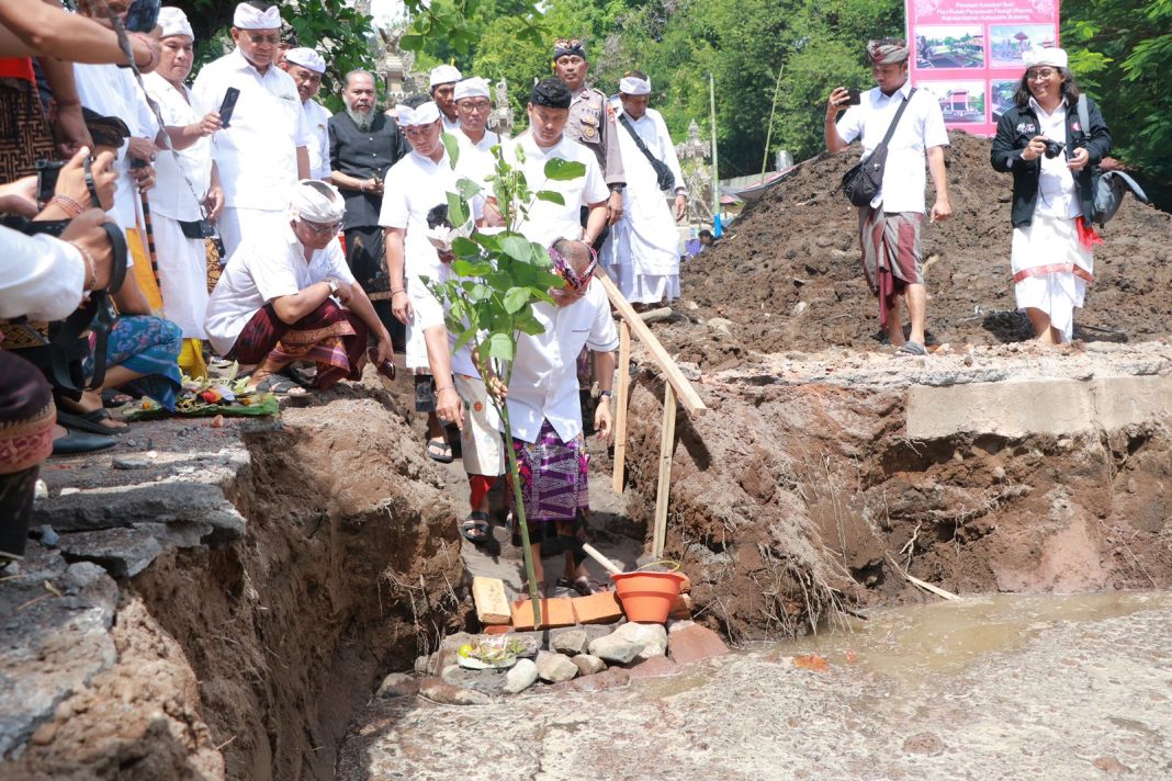 Gubernur Koster Lestarikan Sejarah Pura Puseh Penegil Dharma dan Berbaur Menabuh Gambelan di Pura Puseh Desa Adat Kekeran –