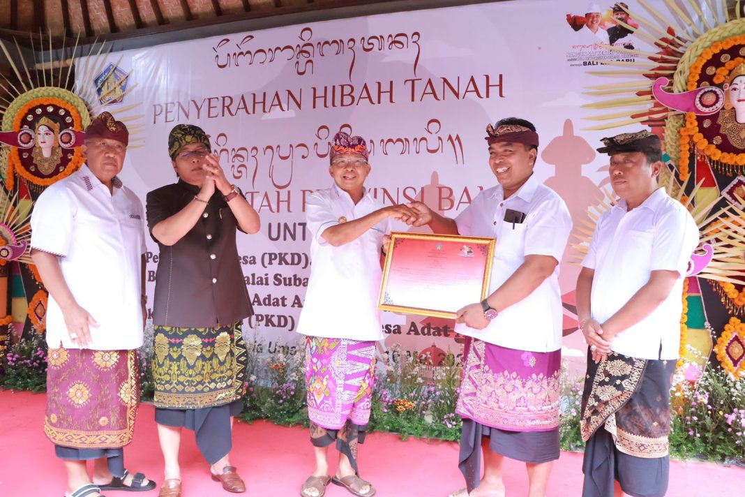 Gubernur Koster Hibahkan Tanah ke Desa Adat Ambengan Seluas 3,3 Hektar dan Desa Adat Ayunan Seluas 70 Are